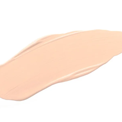 Textura cremosa beige claro de produto de maquilhagem sobre fundo branco