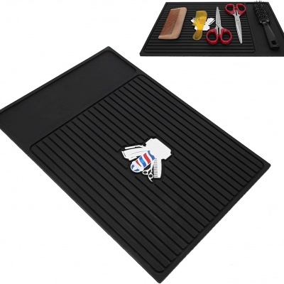 tapete preto de silicone com ranhuras e emblema de tesoura, navalhete e pente