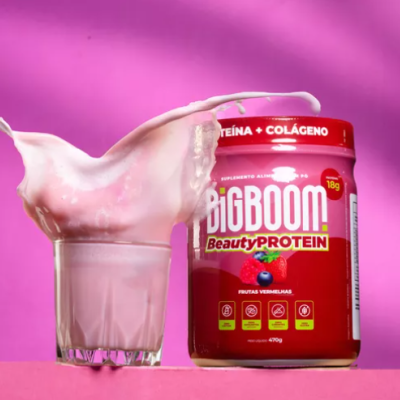 Frasco vermelho do suplemento BiGBOOM BeautyPROTEIN e copo com líquido rosa salpicando