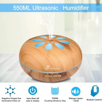 Humidificador ultrassónico de 550ML em design madeira clara com padrões azuis