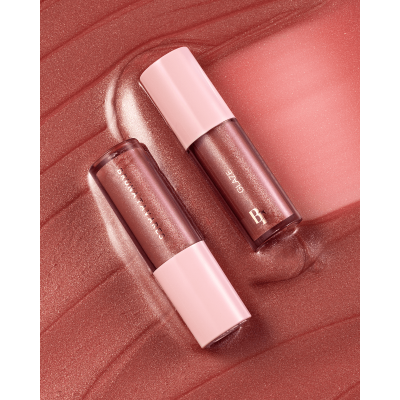 Dois tubos de gloss labial rosa sobre fundo rosa brilhante