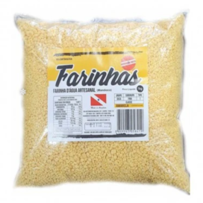 Pacote de farinha artesanal amarela com etiqueta explicativa
