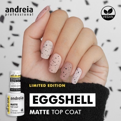 Unhas com esmalte bege claro e pontos pretos, frasco de esmalte Andreia Professional Eggshel Matte Top Coat