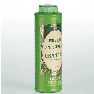 Frasco verde de polvilho antisséptico Granado com etiqueta branca e fundo branco.