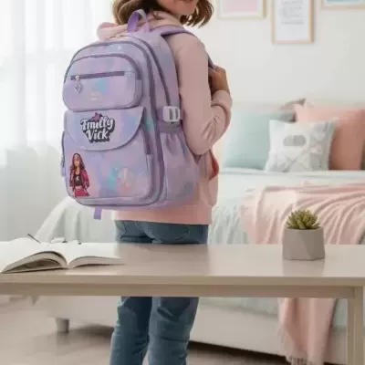 Mochila escolar roxa com padrão de nuvens e texto Fmlly Vick numa divisão com cama.