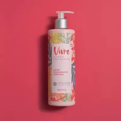 Frasco de loção corporal floral da L'Occitane sobre fundo vermelho