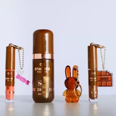 Produtos cosméticos SMORES em embalagens castanhas com chaveiros acrílicos castanhos com argolas douradas