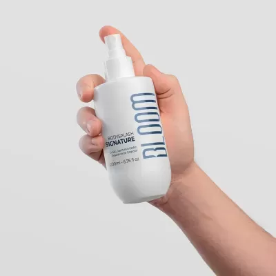 Frasco spray branco para corpo com rótulo BLOOM