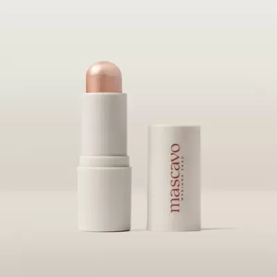 Bastão de maquilhagem iluminador com embalagem branca e texto mascavo Mariana Saad