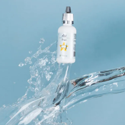 Frasco branco com rótulo floral suspenso em jato de água