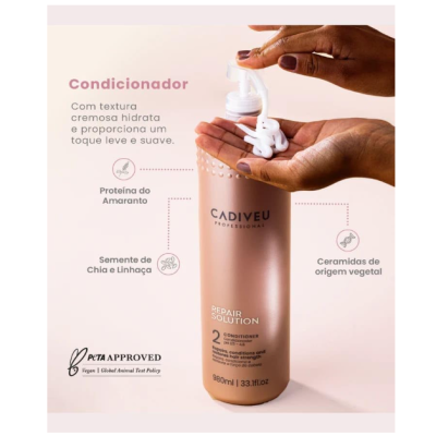 Frasco castanho claro de condicionador Cadiveu Professional com doseador e creme branco em mão de pessoa
