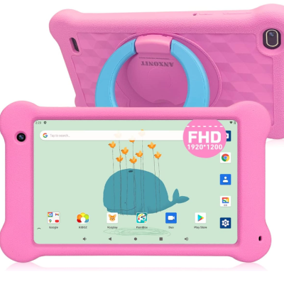 Tablet infantil com capa protetora rosada e suporte azul, com ecrã FHD 1920x1200 mostrando imagem de baleia azul e pássaros amarelos.