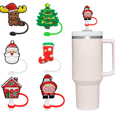 Seis tampas de silicone natalícias para copo com desenhos coloridos e texturizados, ao lado de um copo branco alto.