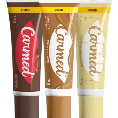 Três tubos de creme Carmed com diferentes sabores e cores, 10g cada.