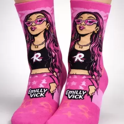 Meias cor-de-rosa com ilustração de mulher e texto Emilly Vick.