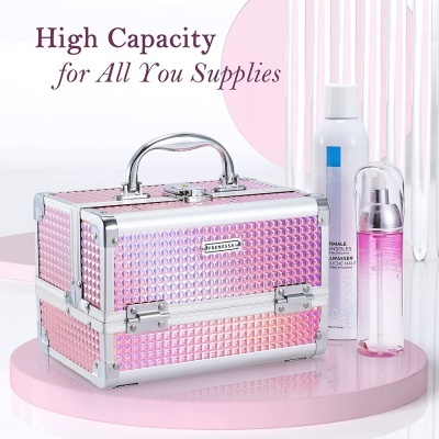 Estojo de maquilhagem rosa metálico com padrão texturizado e frascos de cosméticos