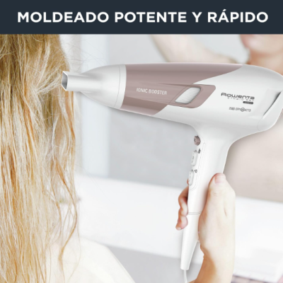 Secador de cabelo branco e rosa a ser usado em cabelo loiro