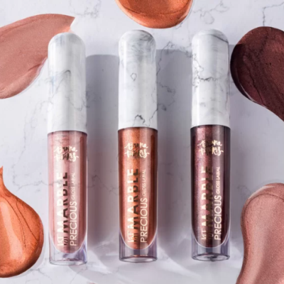 Três glosses labiais metálicos Kit Marble Precious cobre com tampa branca marmorizada