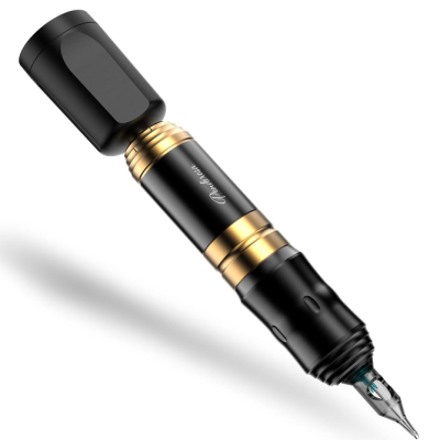 Caneta estilográfica preta com detalhes dourados e ponta prateada