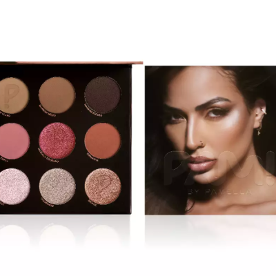 Paleta de sombras com nove tons variados e embalagem com fotografia de mulher e texto dourado