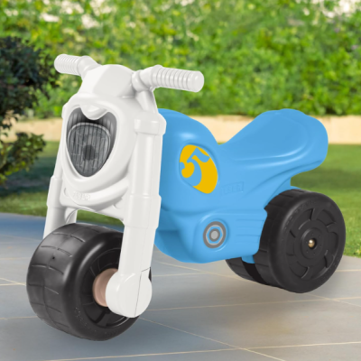 Moto de brincar azul e branca para crianças com rodas pretas e número 5 amarelo.