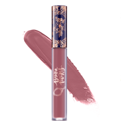 Batom líquido rosa opaco em embalagem transparente com tampa azul escura e padrão floral dourado