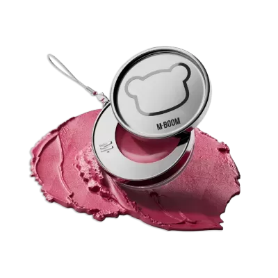 Estojo metálico prateado com blush rosa e desenho de ursinho e texto M·BOOM