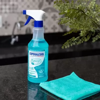 Spray de limpeza azul com pano de microfibra azul sobre superfície preta polida