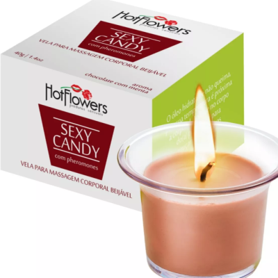 Vela de massagem corporal beijável Sexy Candy acesa ao lado da embalagem
