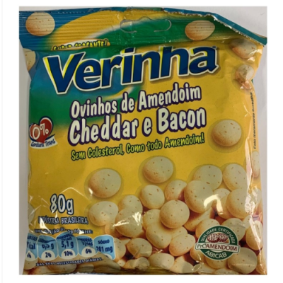 Pacote amarelo e verde com ovinhos de amendoim sabor cheddar e bacon Verinha