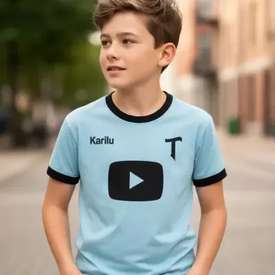 Rapaz com camiseta azul clara com gola e punhos pretos com texto e símbolos pretos