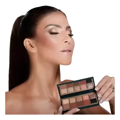 Mulher segurando paleta de sombras de olhos com tons neutros e castanhos