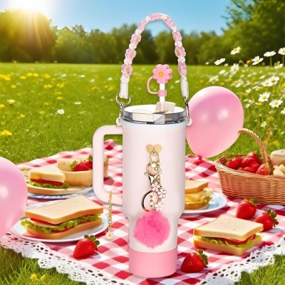 Garrafa térmica rosa com decoração floral em piquenique com sanduíches e morangos