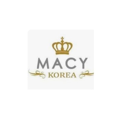 Logotipo com coroa dourada e texto MACY KOREA