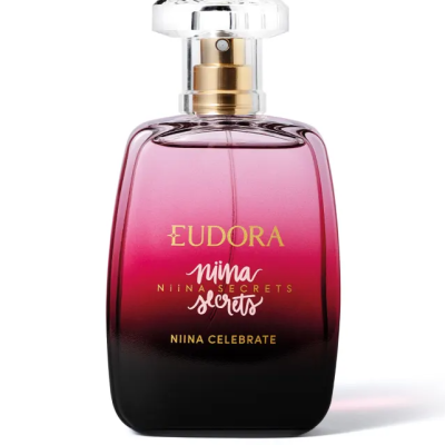 Frasco de perfume rosa e preto com tampa transparente e texto dourado