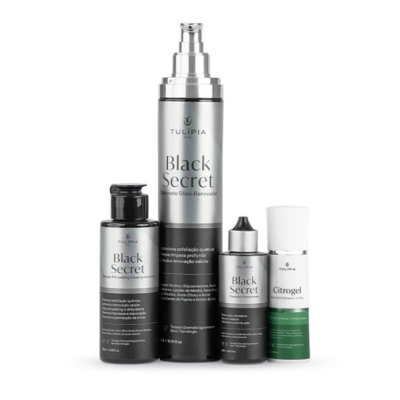 Quatro frascos de produtos cosméticos com rótulos em prata, preto e verde