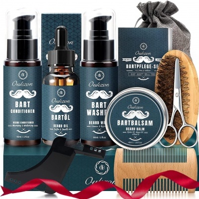 Conjunto para cuidados da barba com frascos, escova, tesoura e pente em fundo branco