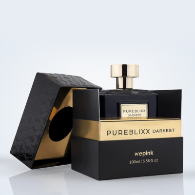 Frasco de perfume preto com embalagem preta e dourada aberta
