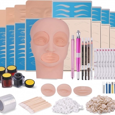 Conjunto completo para treino de sobrancelhas com cabeça de silicone, estênceis azuis e acessórios sobre fundo branco