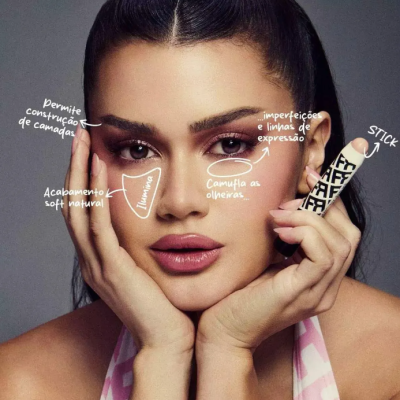 Mulher com corretor em stick e texto descritivo em português sobre o produto.