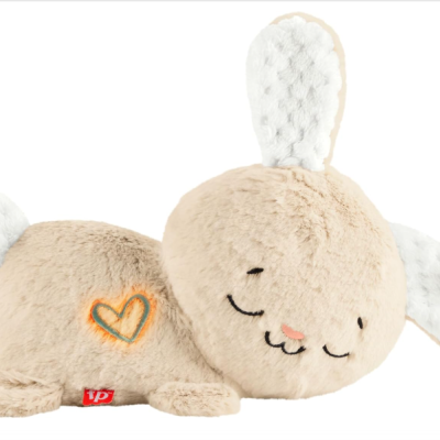 Pelúcia de coelho castanho claro com orelhas brancas e rosto dorminhoco bordado