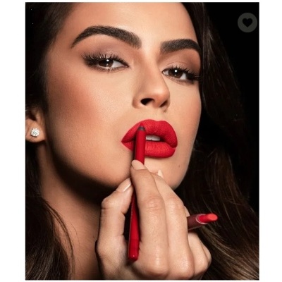 Mulher a aplicar lápis de lábios vermelho mate com pele clara e cabelo castanho