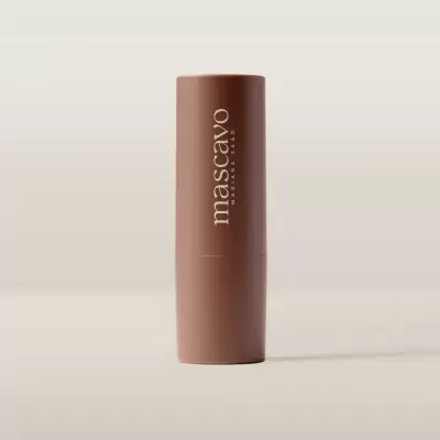 Embalagem castanha mate de produto de maquilhagem com texto branco