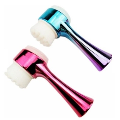 Escova de limpeza facial azul e rosa com cerdas brancas