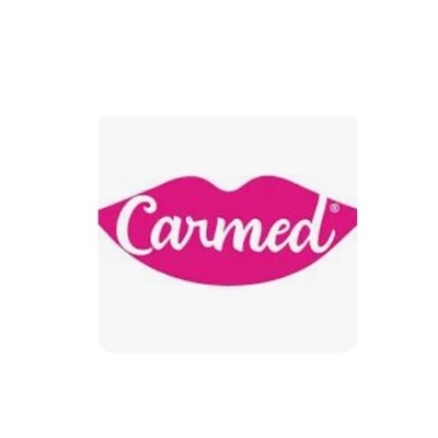 Logo Carmed em lábios cor de rosa sobre fundo branco