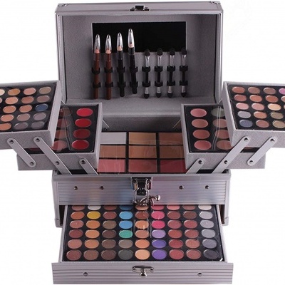 Estojo metálico aberto com paletas de maquilhagem