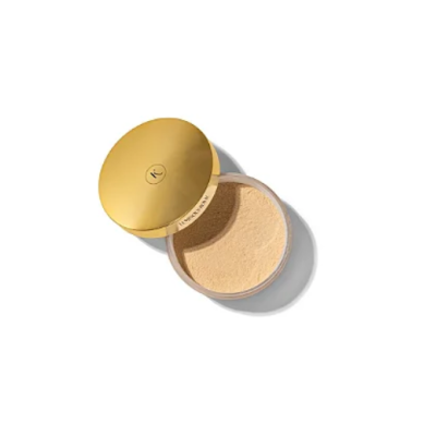 Pó solto em recipiente redondo com tampa dourada e texto K. WENDORFF