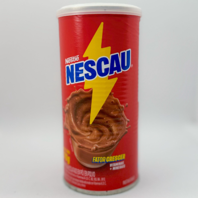 Embalagem vermelha NESCAU com chocolate batido