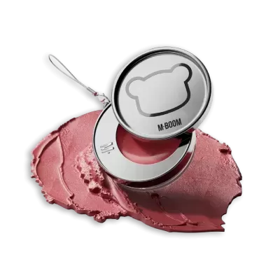 Estojo metálico prateado com maquilhagem rosa