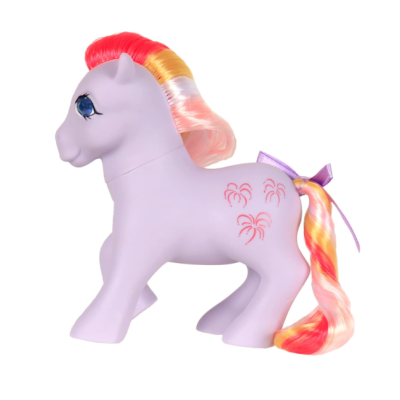 Boneco de cavalo lilás com crina e cauda coloridas e padrão vermelho na lateral